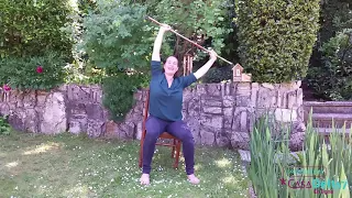 Gym assis... avec un bâton !